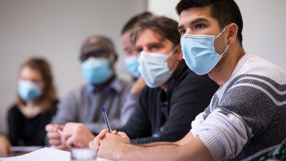 jeunes apprenants suivant un atelier
