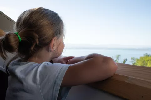 Saint-Benoît - service Amasya - Lorine regarde le lac depuis le vélux de sa chambre