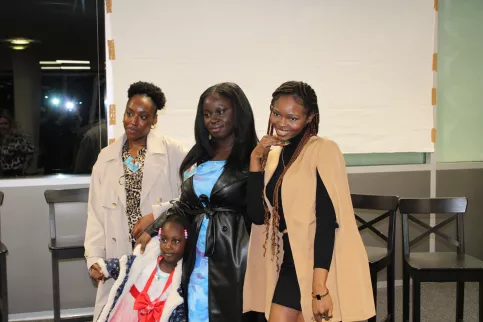 3 Jeunes bénéficiaires de l'accompagnement de l'Etablissement Saint-Louis d'Apprentis d'Auteuil lors de la soirée de la Réussite en 2024.