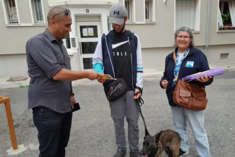 Adila Mechai à droite, médiatrice sociale pour Habitat Perpignan Méditerranée, principal bailleur des logements sociaux du Bas Vernet