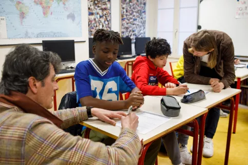 Atelier OSEE - Jean-Baptiste Roux, enseignant de Français-Histoire-Géographie et Bastien Parmentier, éducateur accompagnent le travail des élèves