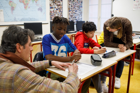 Atelier OSEE - Jean-Baptiste Roux, enseignant de Français-Histoire-Géographie et Bastien Parmentier, éducateur accompagnent le travail des élèves