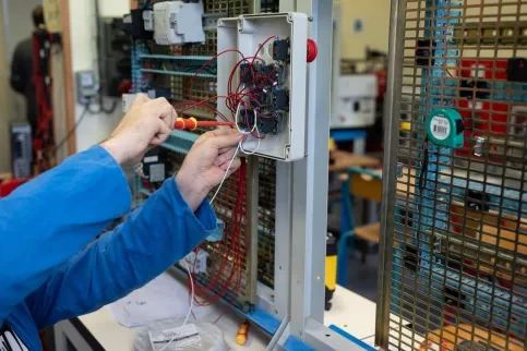 Travail sur circuit électrique
