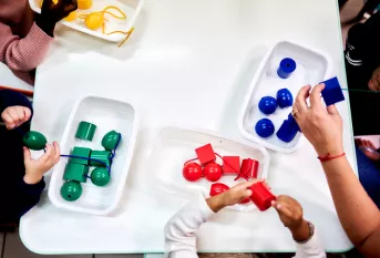 Atelier perles au Multi-Accueil Le Phare