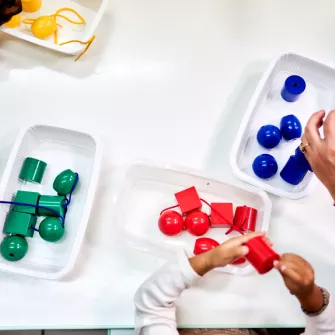 Atelier perles au Multi-Accueil Le Phare